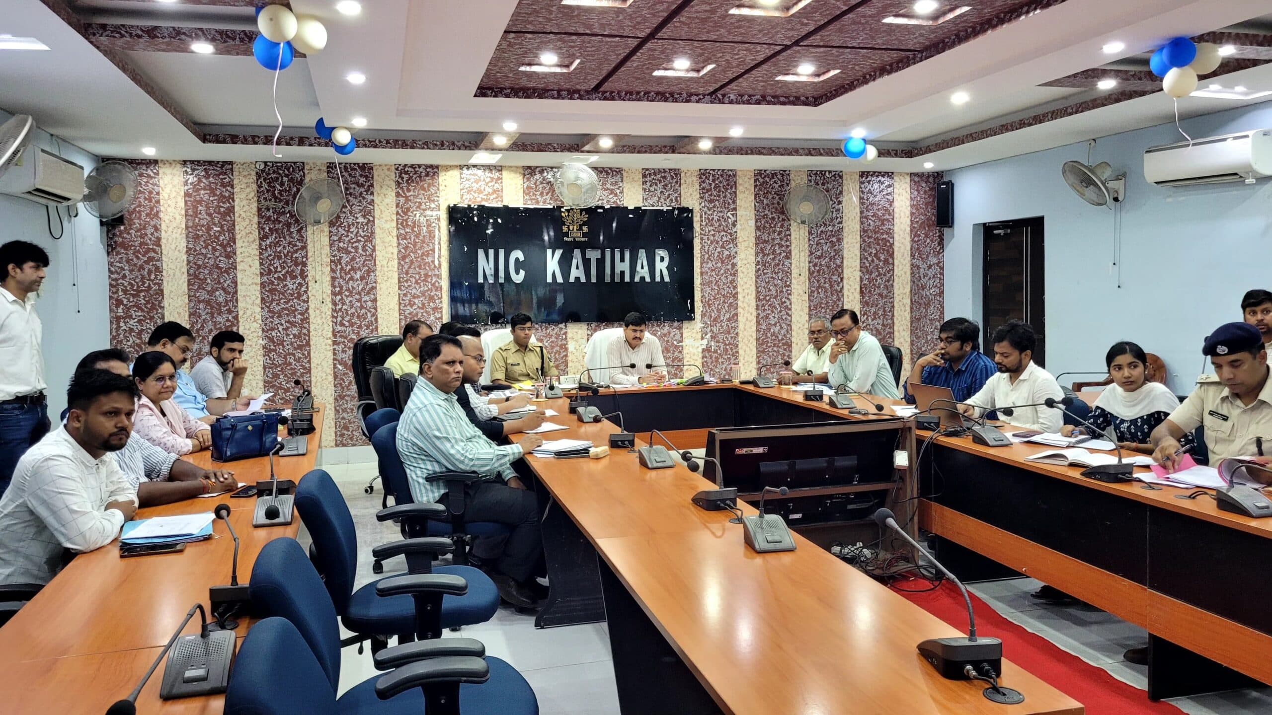 विस चुनाव:  मतदान केंद्रों पर मूलभूत सुविधाओं को सुनिश्चित करें: आयुक्त