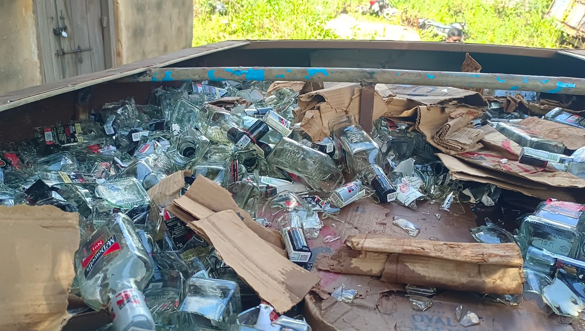 Deoghar news : टैंपो में छुपाकर ले जायी जा रही थी विदेशी शराब, वाहन के पलटने पर पुलिस ने किया बरामद