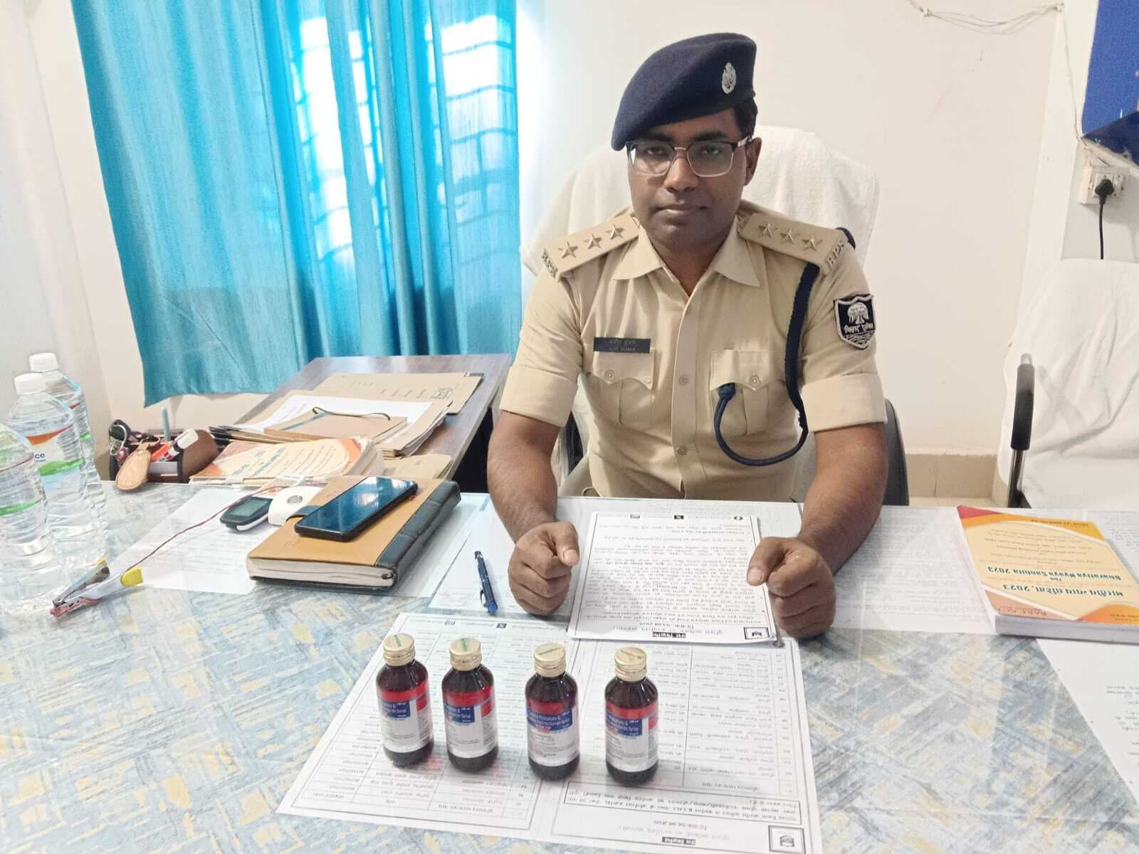 पुलिस ने 209 लीटर प्रतिबंधित कफ सिरप किया बरामद, अभियुक्त गिरफ्तार