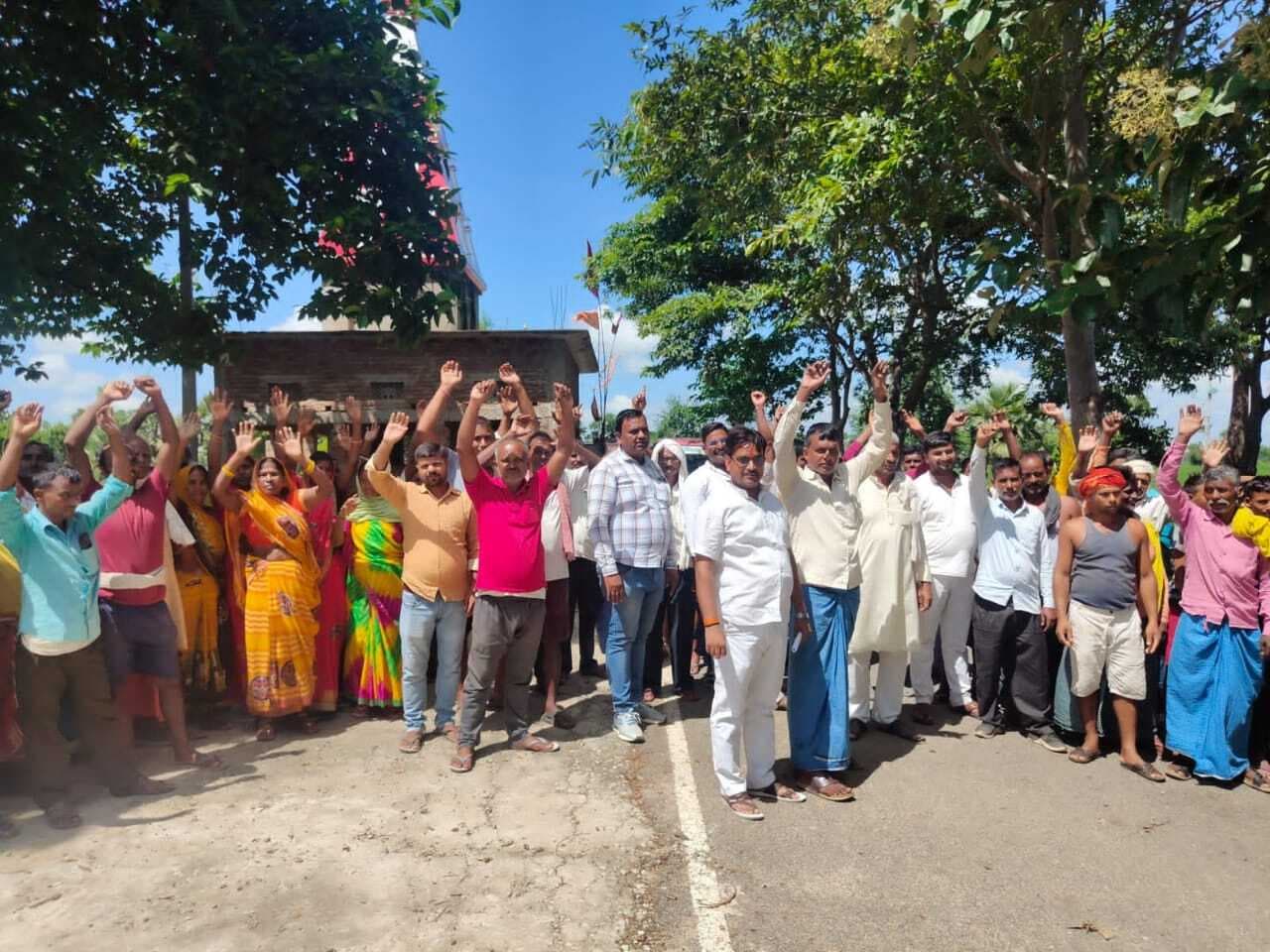 औद्याेगिक श्रेत्र घोषित होने पर किसानों में आक्रोश, किया प्रदर्शन