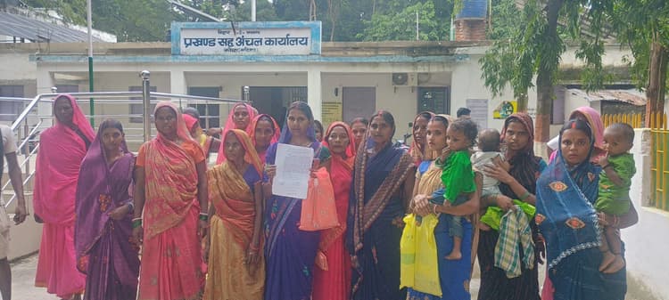 नहर से अतिक्रमण हटाने को ग्रामीणों ने सीओ को दिया आवेदन