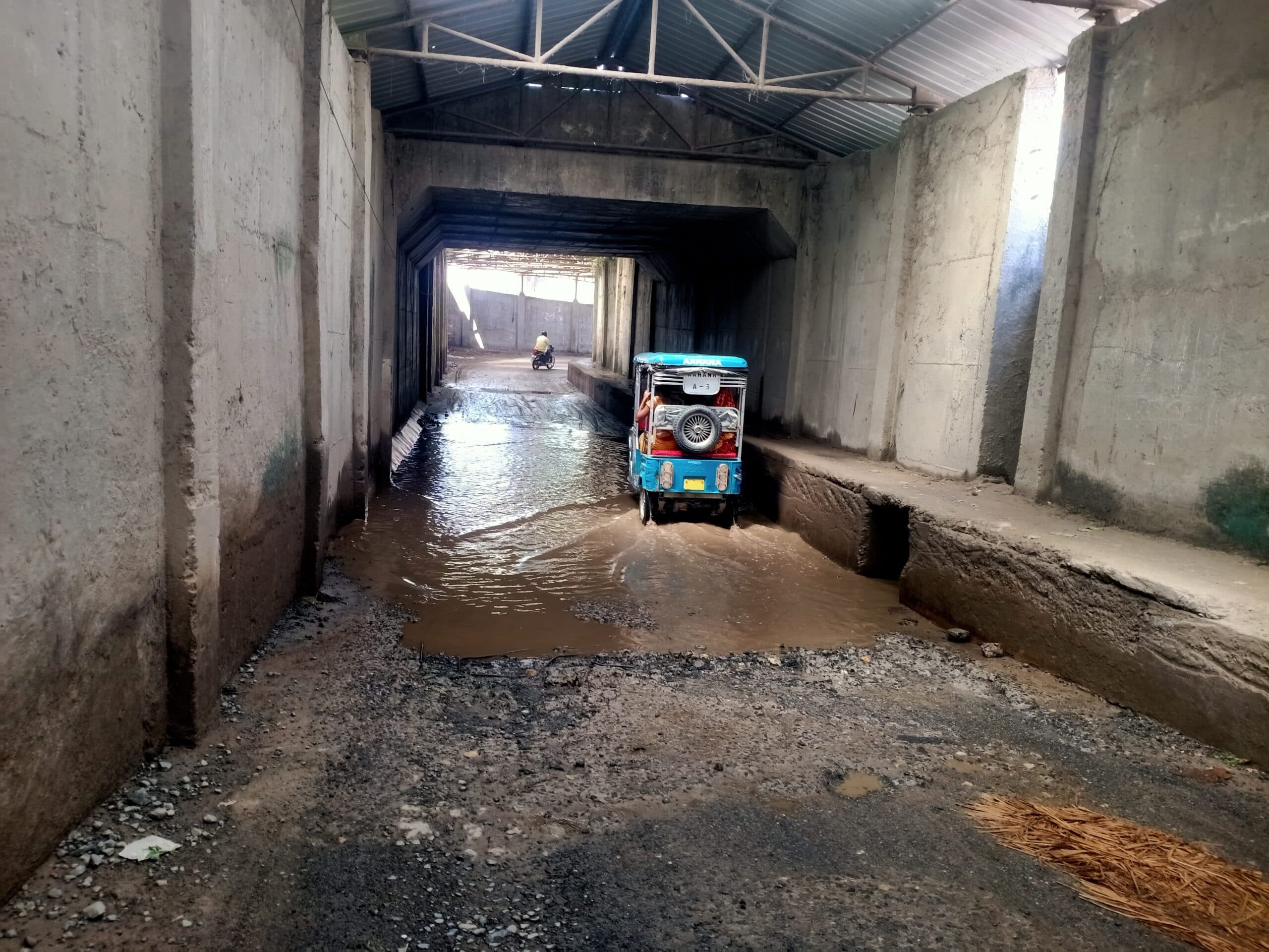अंडरब्रिज में जलजमाव से लोग परेशान
