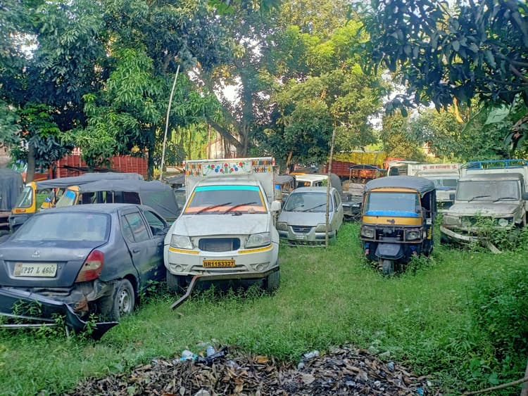 थाना में जब्त की गयी वाहन हो रहा जर्जर