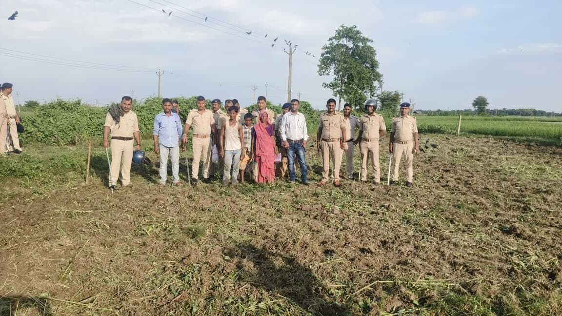 प्रशासन से निजी जमीन से अतिक्रमण हटाया