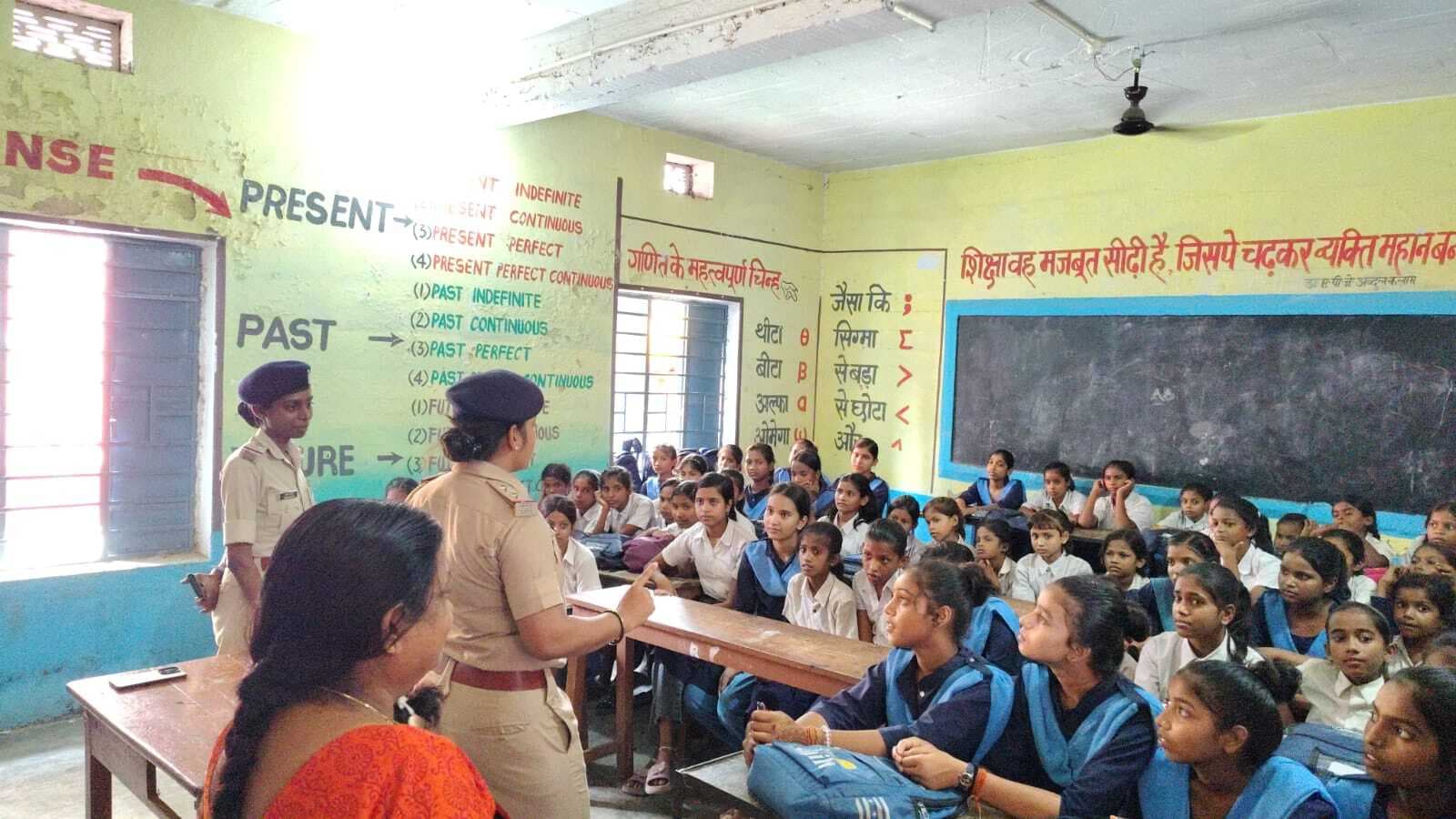 महिला सुरक्षा को लेकर छात्रों के साथ किया जनसंवाद