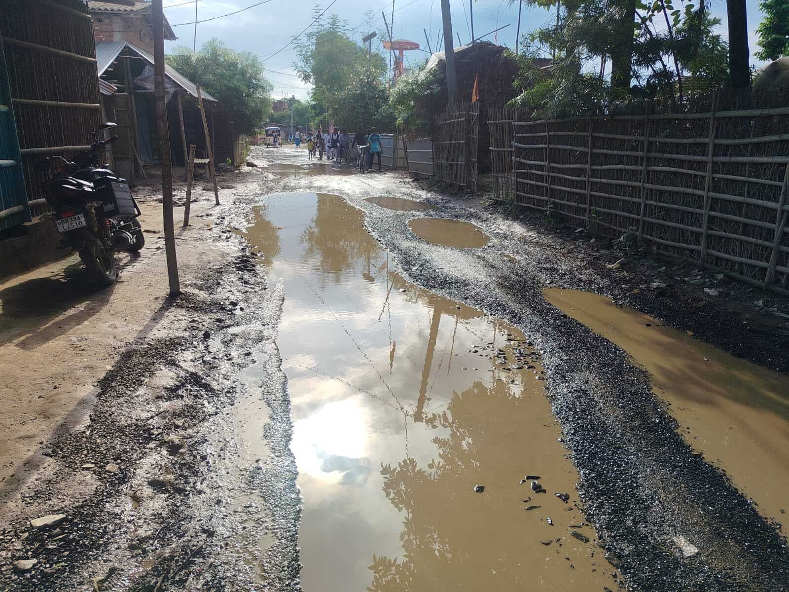 सुशासन को मुंह चिढ़ा  रही 15 किलोमीटर ध्वस्त सड़क