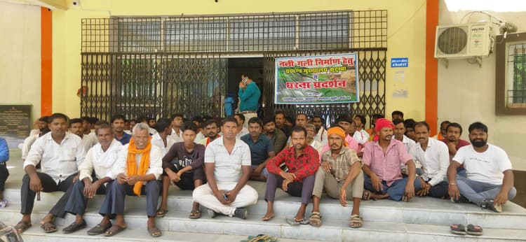 नाली निर्माण को लेकर ग्रामीणो ने दिया धरना