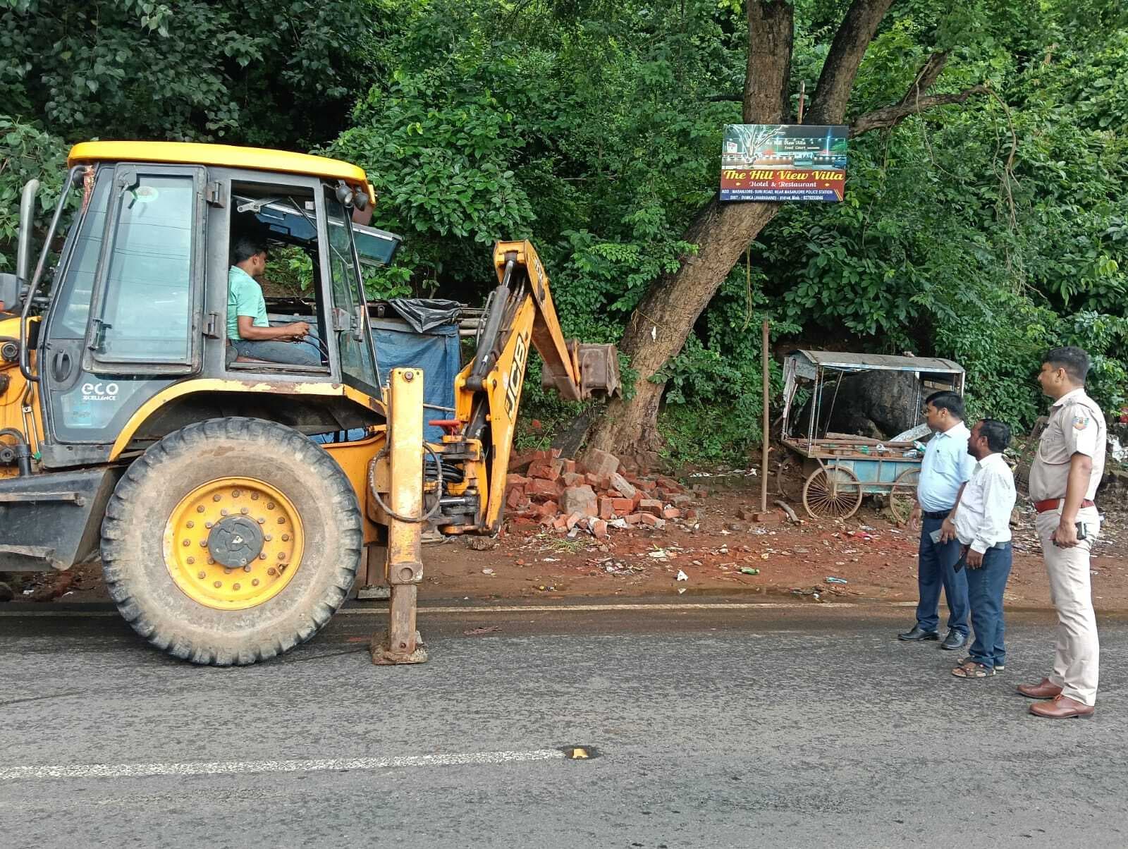 मसानजोर डैम के समीप सड़क किनारे हटाया गया अतिक्रमण