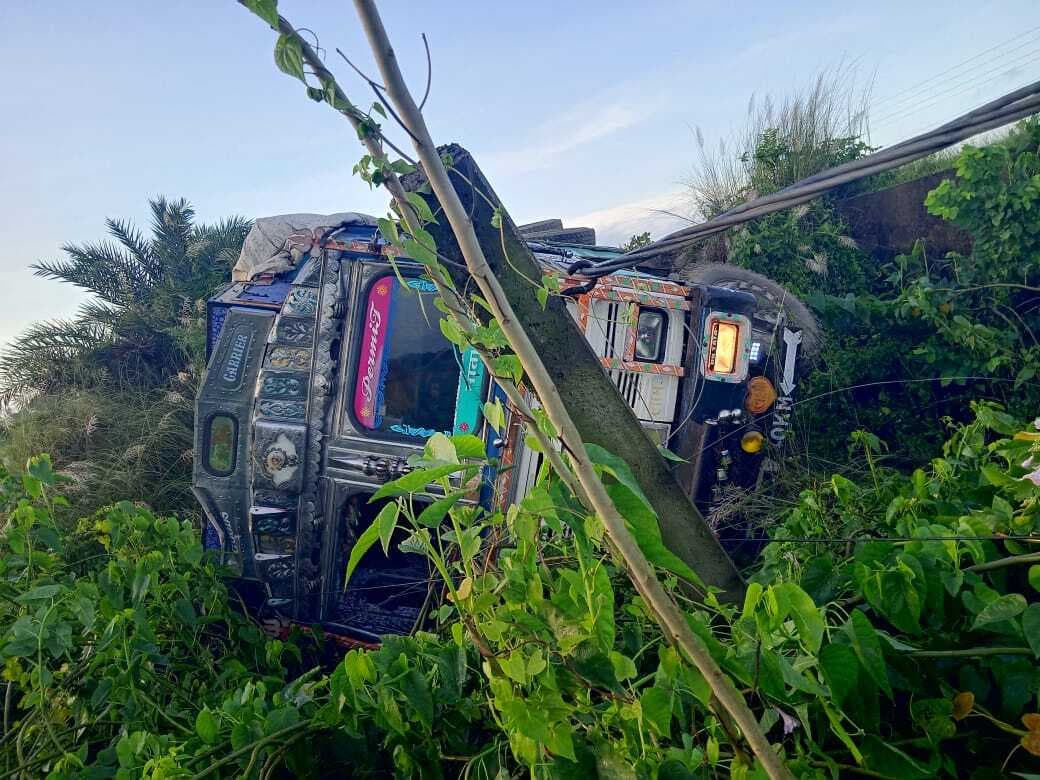 चावल लदा ट्रक पलटा, बाल-बाल बचा चालक