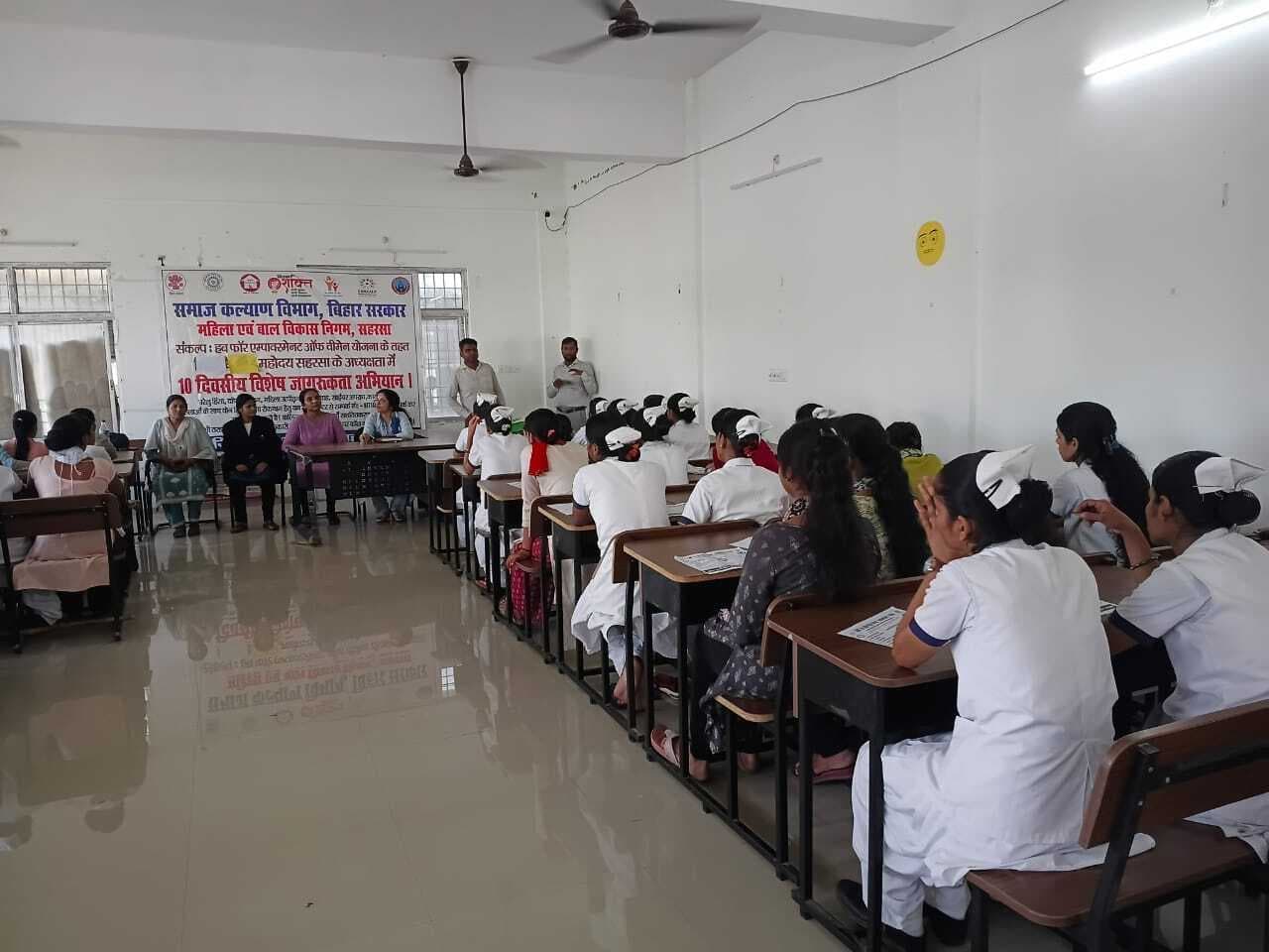 महिलाओं व बालिकाओं को सुरक्षा की दी गयी जानकारी