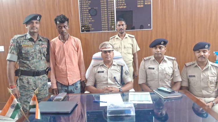 स्मैक व नेपाली नोट के साथ युवक गिरफ्तार