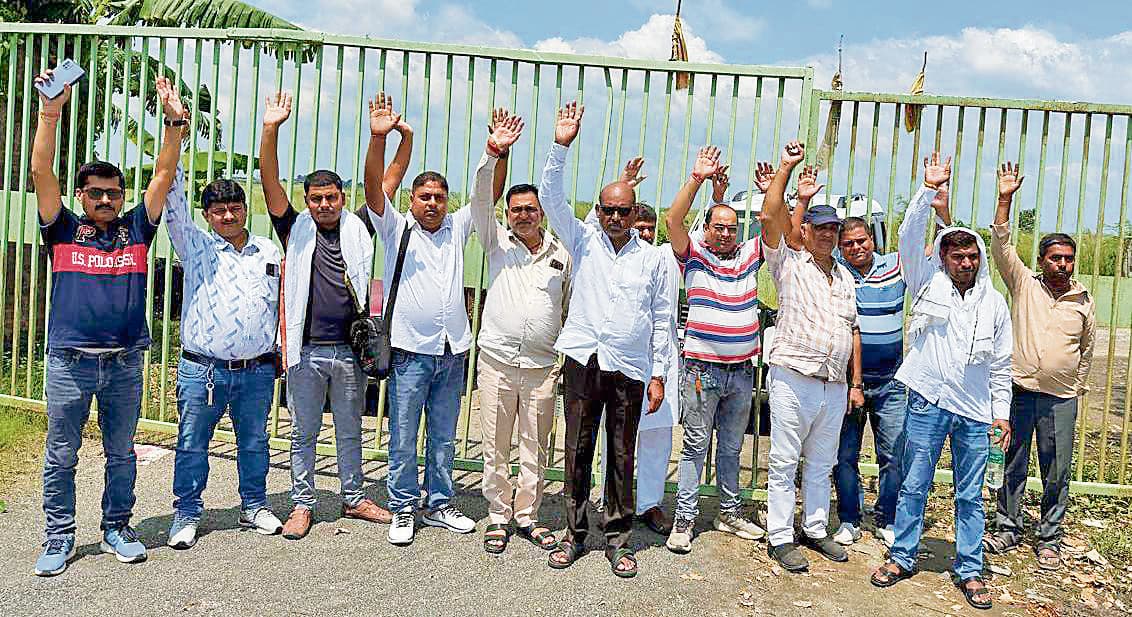 Saran News : 30 करोड़ बकाया को लेकर ठेकेदारों का प्रदर्शन