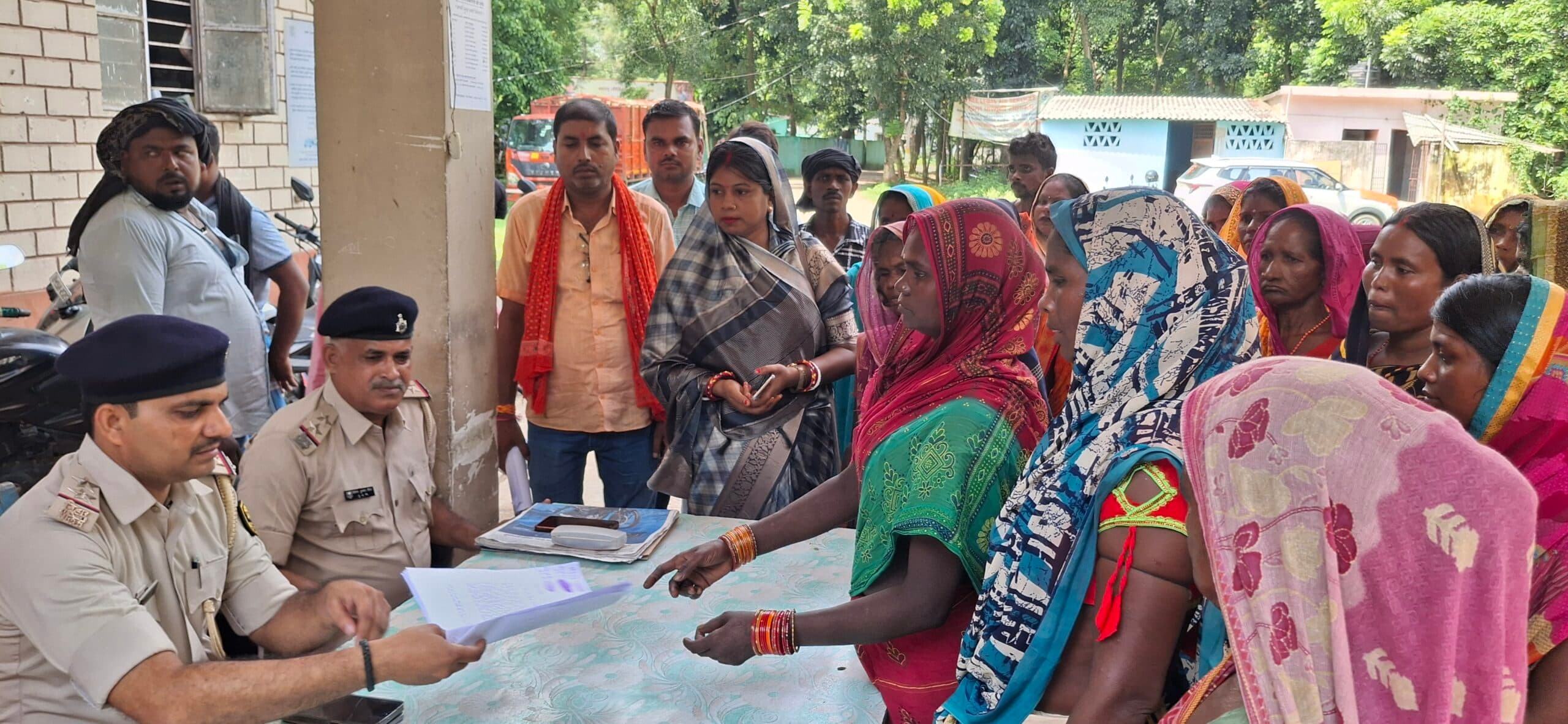 महादलित भूमिहीन नहर विभाग के जेई के खिलाफ अंचल कार्यालय घेरा