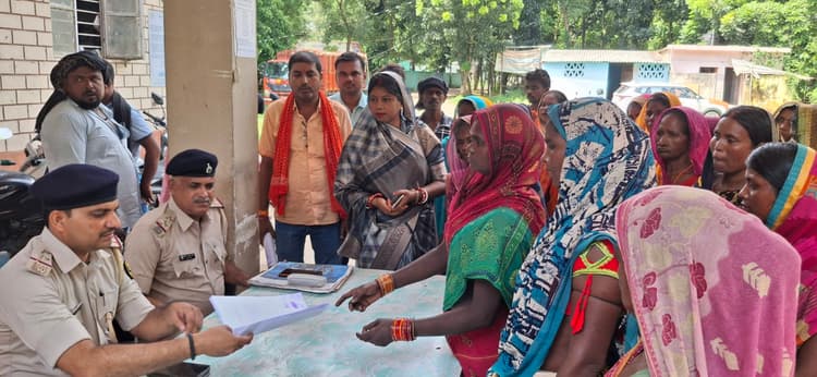 महादलित भूमिहीन नहर विभाग के जेई के खिलाफ अंचल कार्यालय घेरा