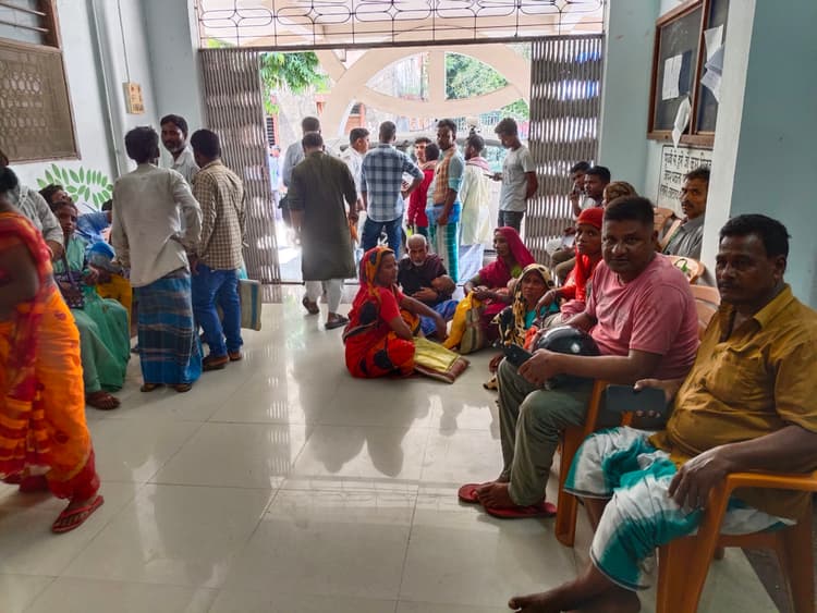 नोटिस मिलने पर कागजात लेकर डीआरडीए कार्यालय पहुंचे लोग, रखा अपना पक्ष