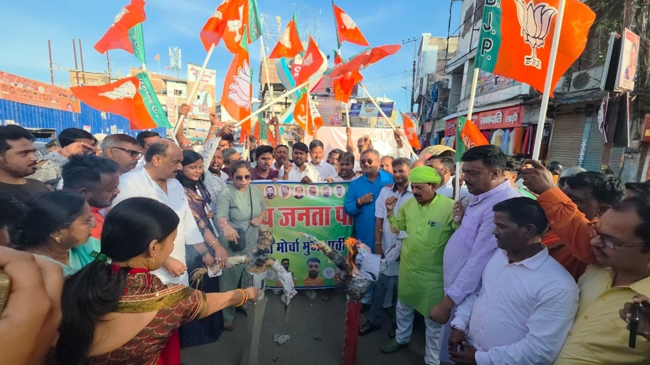 भाजपा ओबीसी मोर्चा ने जलाया राहुल-तेजस्वी का पुतला, माफी की मांग