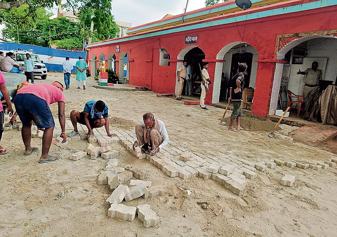 Saran News : सीएम के आगमन से पहले मढ़ौरा हुआ चकाचक, सड़कों तक दिखी सजावट