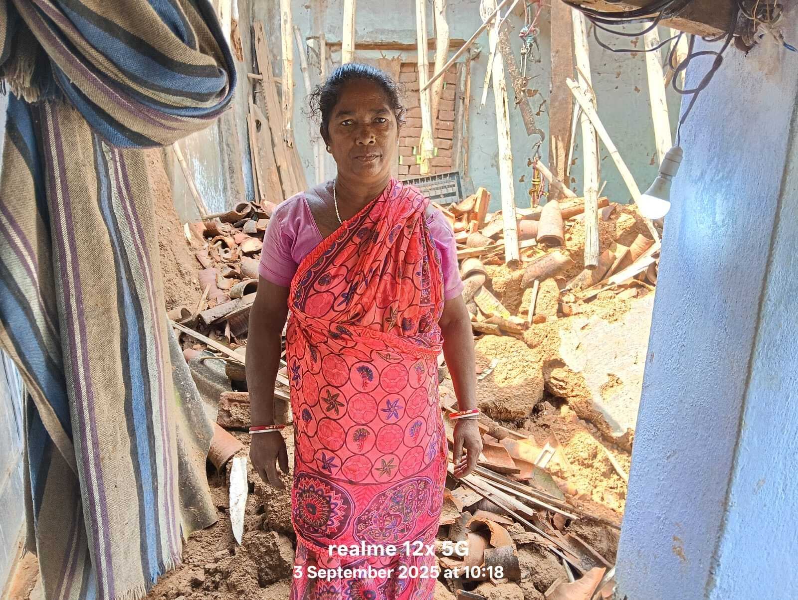 बारिश में गिरा आशियाना