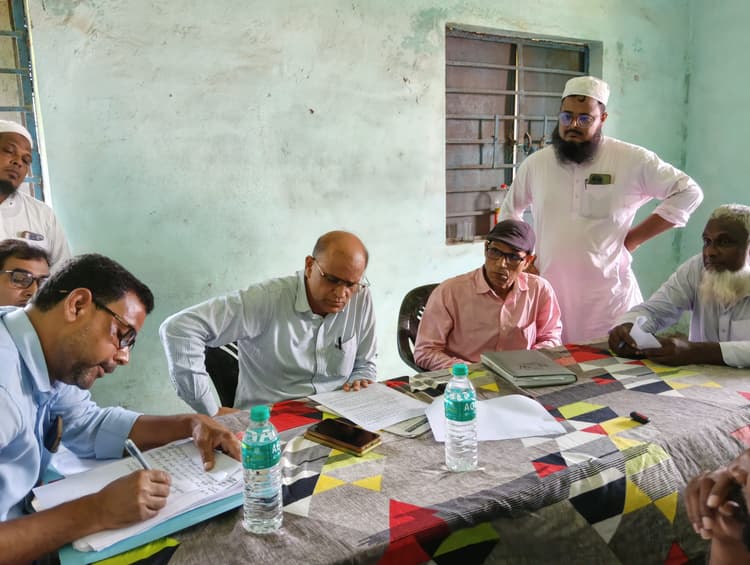 मदरसा कलीमिया डलिया जांच करने पहुंचे डीईओ, दोनों पक्षों के दस्तावेजों को देखा, की आवश्यक पूछताछ