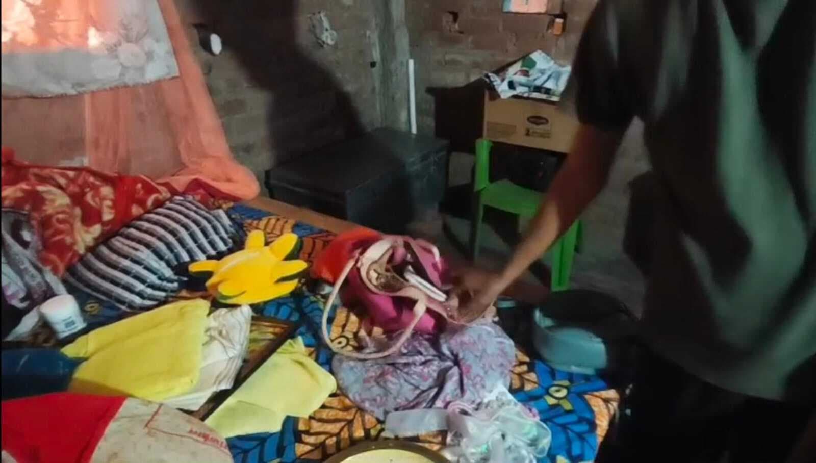 सोये थे लोग, घर से नगद, आभूषण व बाइक ले भागे चोर
