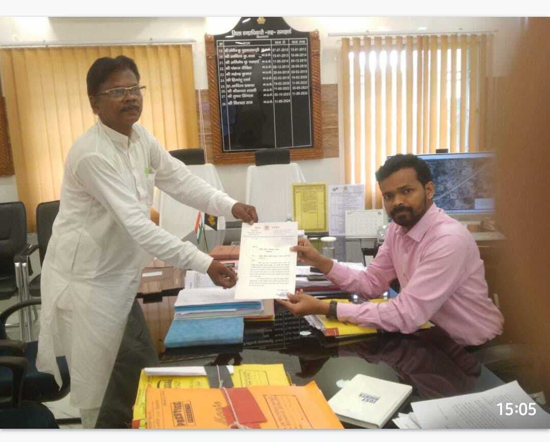 जान जोखिम में डाल नदी पार कर स्कूल जाते हैं बच्चे, पुल निर्माण की मांग