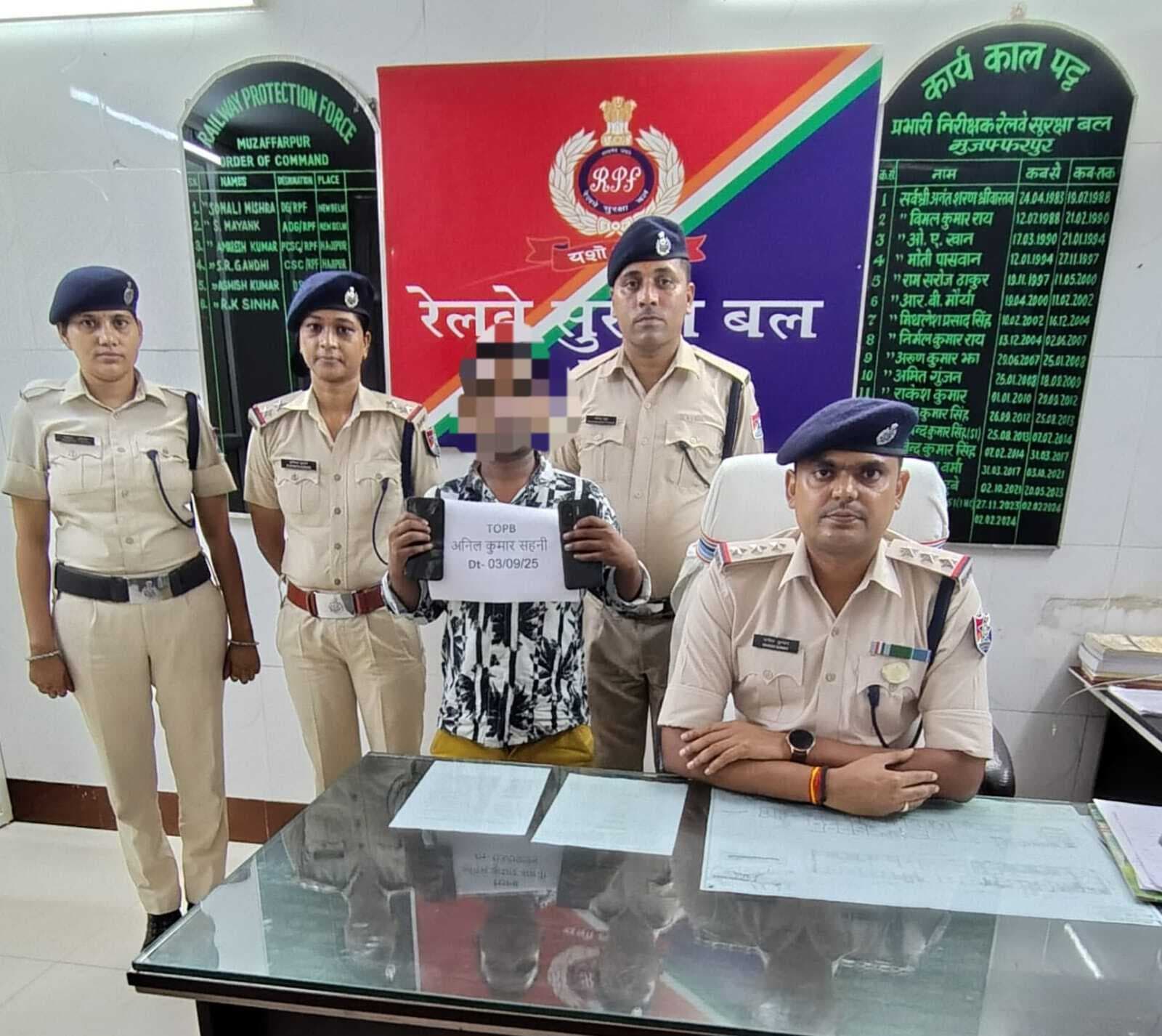 क्लोन एक्सप्रेस से कूदकर भाग रहा मोबाइल चोर गिरफ्तार