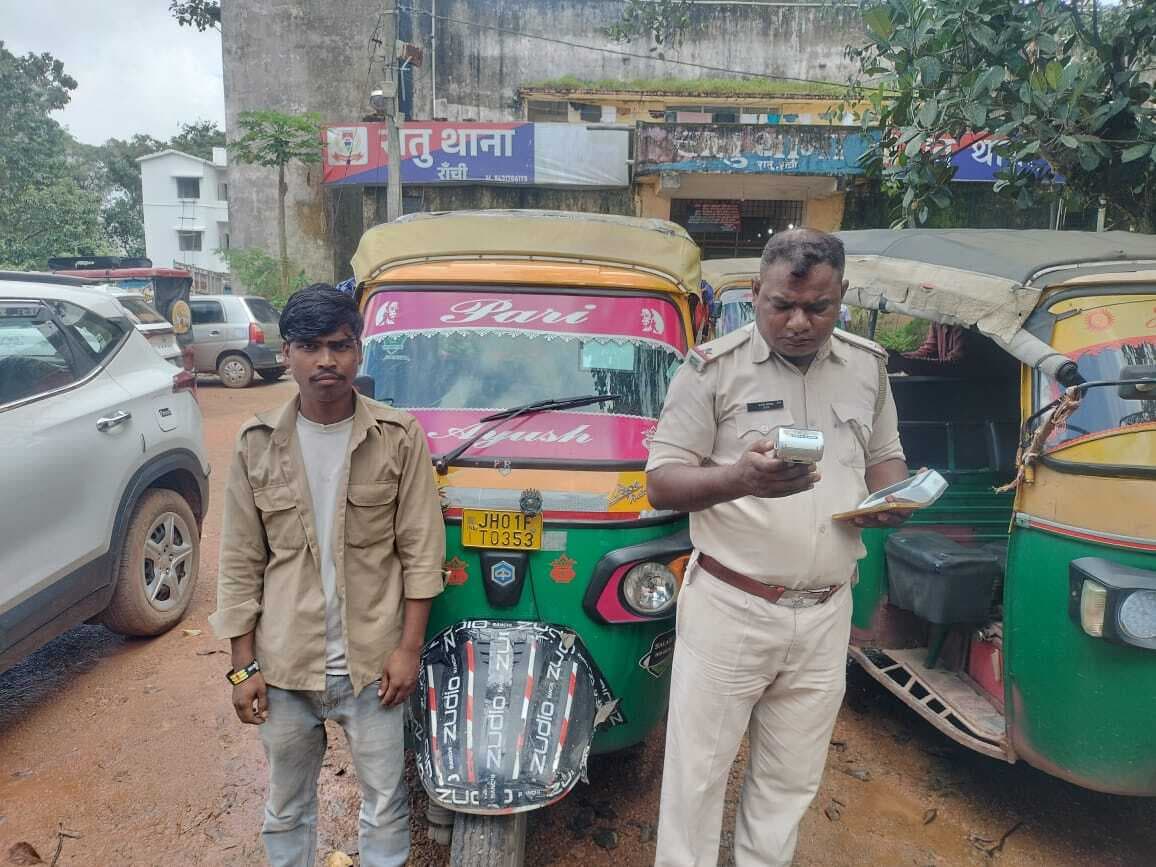 काठीटांड़ चौक पर ऑटो चालकों के विरुद्ध यातायात पुलिस ने की कार्रवाई