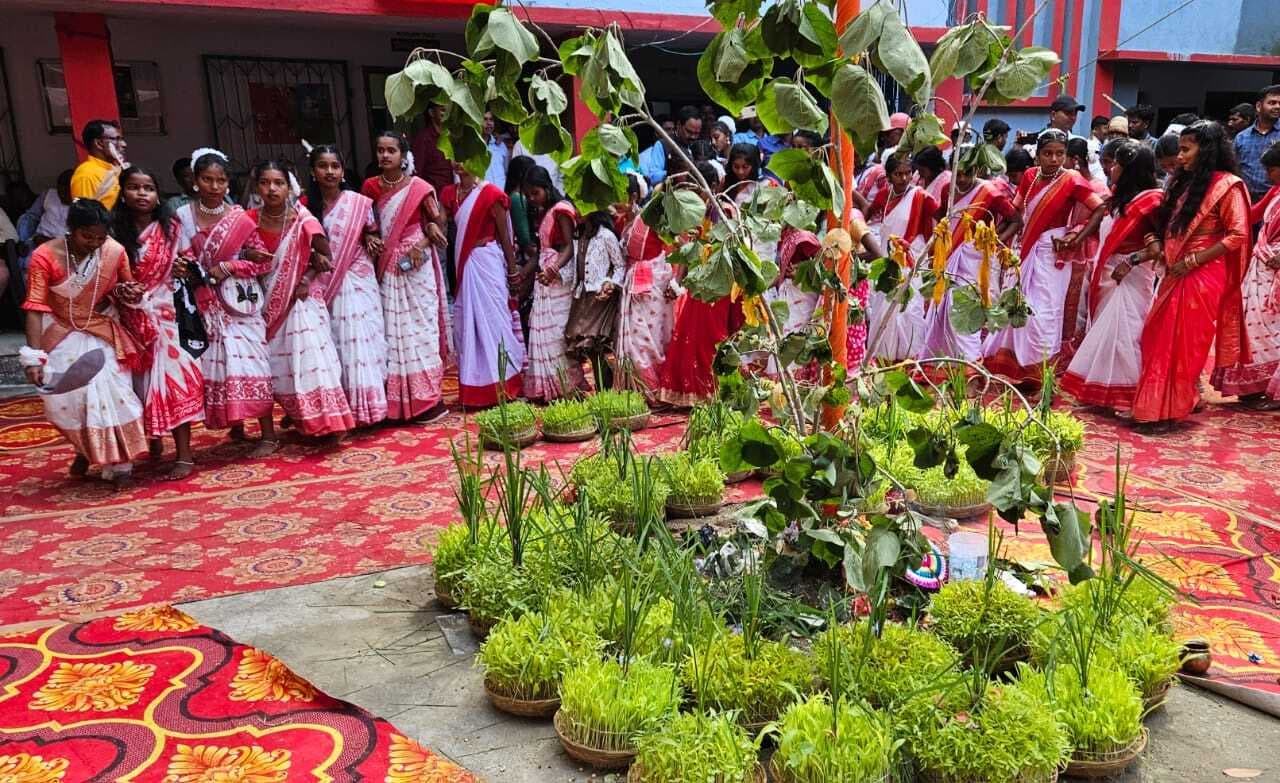 करम महोत्सव में जमकर थिरके छात्र-छात्राएं