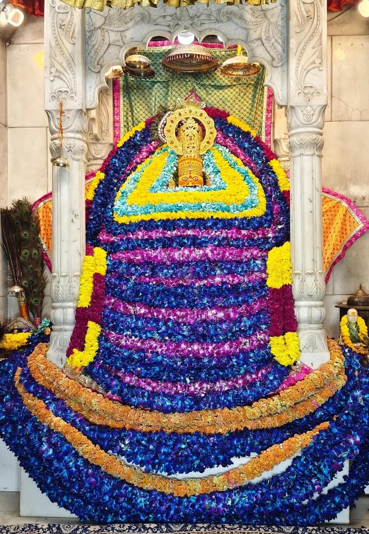 Ranchi News : बेंगलुरु के गुलाब से श्याम प्रभु का शृंगार, मगही पान का लगाया भोग