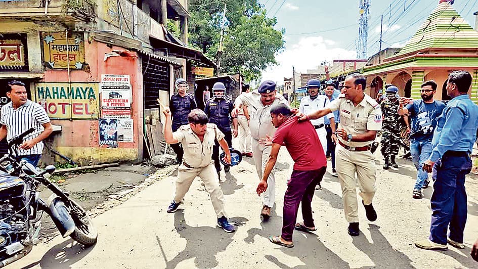 लाठीचार्ज से खाली हुई सड़क, तीन लाख के मुआवजे पर सहमति