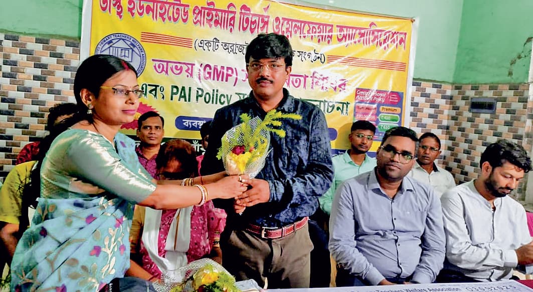 दिवंगत शिक्षक के परिवार को 30 लाख का बीमा चेक