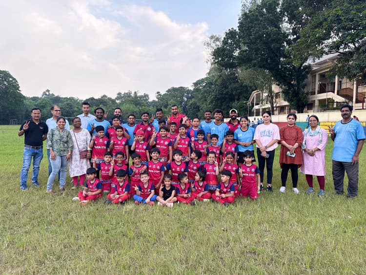loyola grassroot football : लोयोला स्कूल में सार्थक गोलुई ने युवा फुटबॉलरों को दिये टिप्स