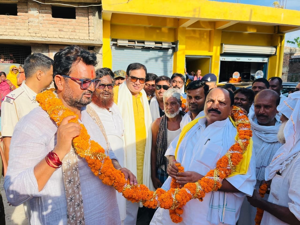 विधायक ने सड़कों का किया शिलान्यास