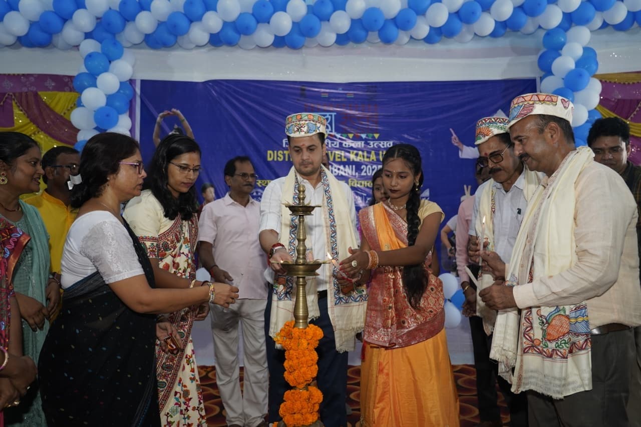 Madhubani News : हमारा लक्ष्य अर्जुन की तरह केवल मछली की आंख पर ही होना चाहिए : डीएम