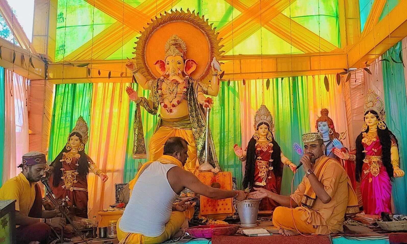 Darbhanga News: भगवान गणपति के दर्शन-पूजन को दूर-दूर से पहुंच रहे श्रद्धालु