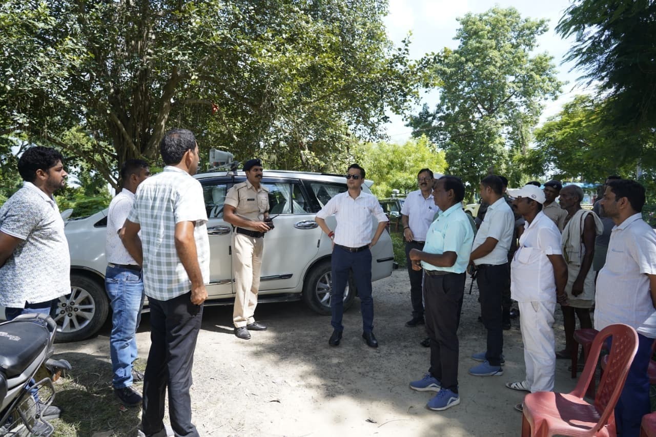 Madhubani News : बस स्टैंड निर्माण स्थल का डीएम ने किया निरीक्षण