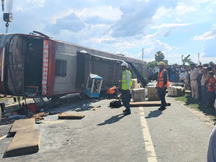 Motihari : यात्री बस पलटी, 30 से ज्यादा घायल, छह की हालत नाजुक