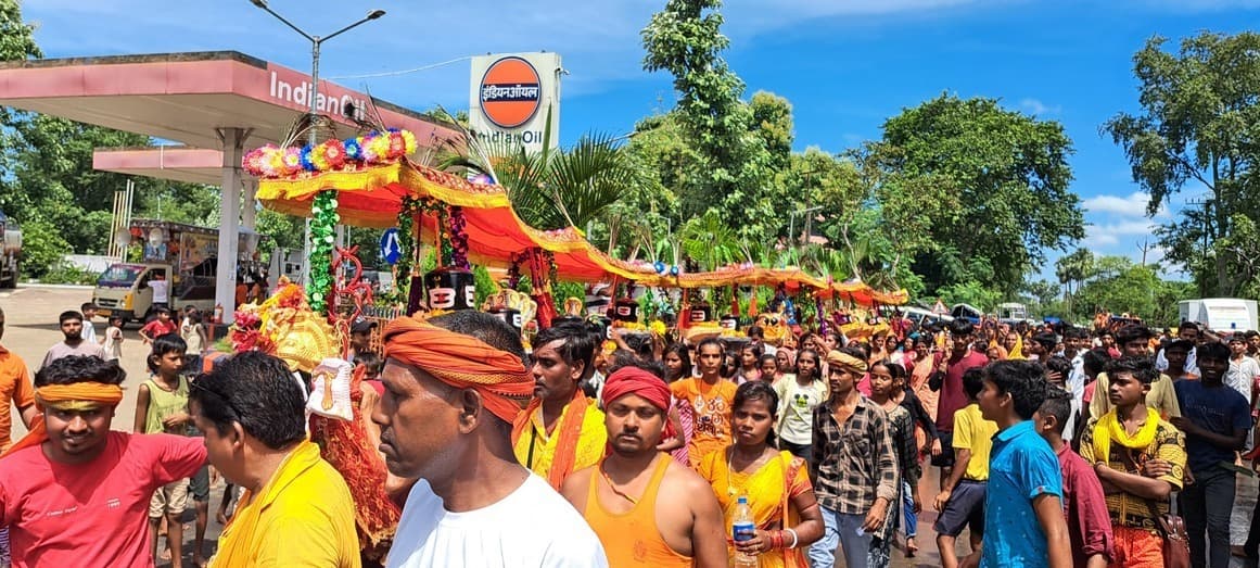 जयकारों के बीच 54 फीट के कांवर से जल लेकर कांवरिया बासुकीनाथ धाम रवाना