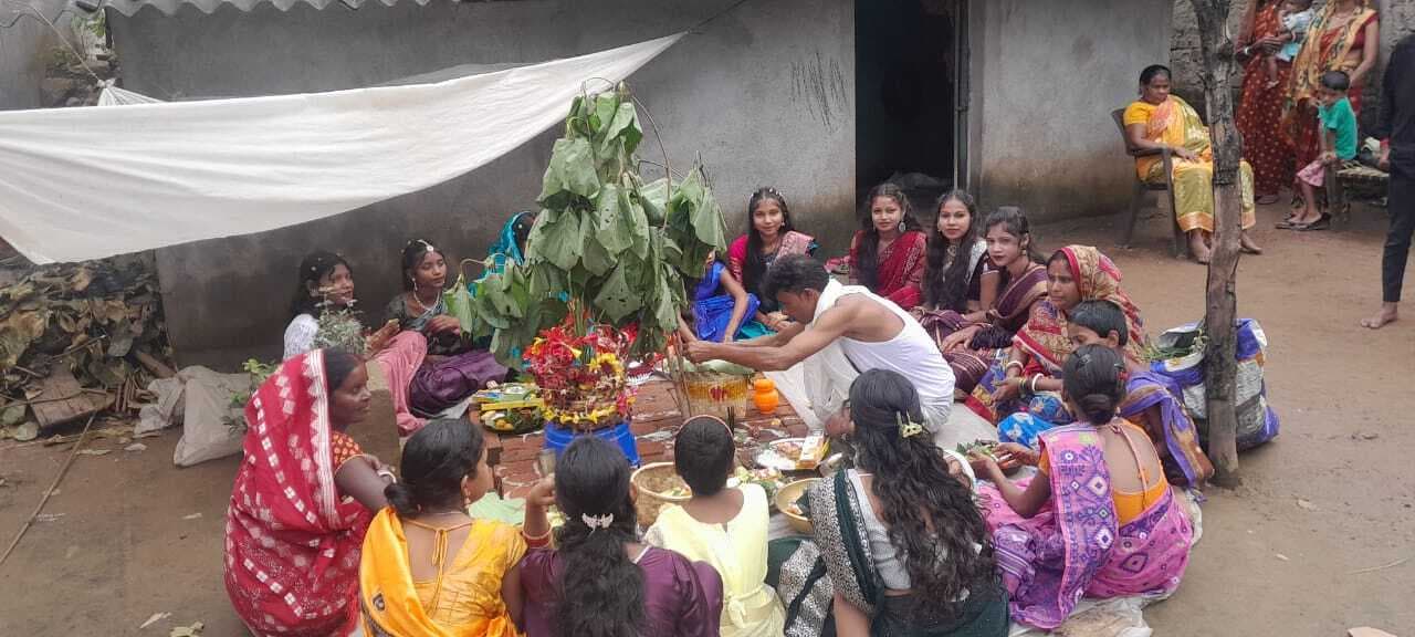 Seraikela Kharsawan News : आज तो रे करम राजा घरे दुआरे काल तो करम राजा कांस नदी पारे