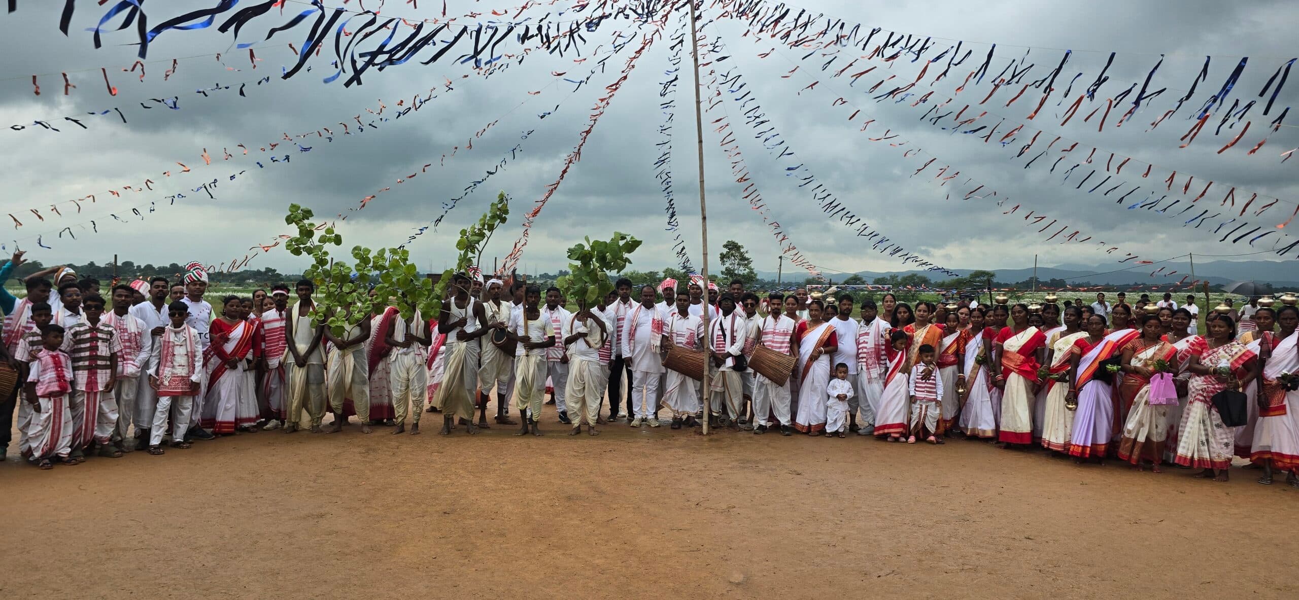 Chaibasa News : करम पर्व पर गांव-गांव में उमड़ा आस्था व उल्लास