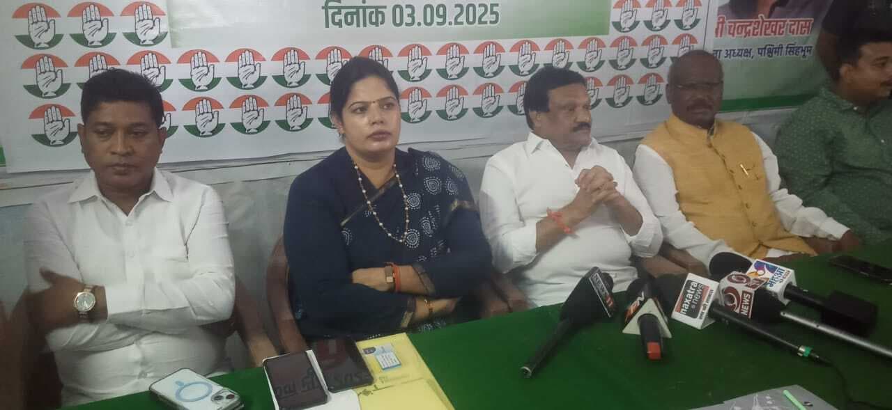 Chaibasa News : देश को गर्त में ले जा रही भाजपा, असल मुद्दों से भटका रही : सज्जन