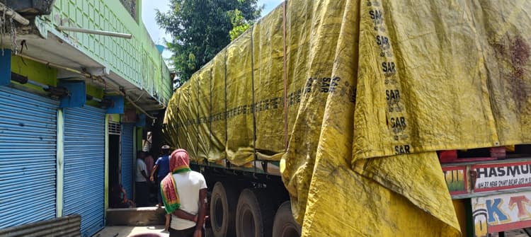 Giridih News: अनियंत्रित ट्रक की टक्कर से दो घर क्षतिग्रस्त