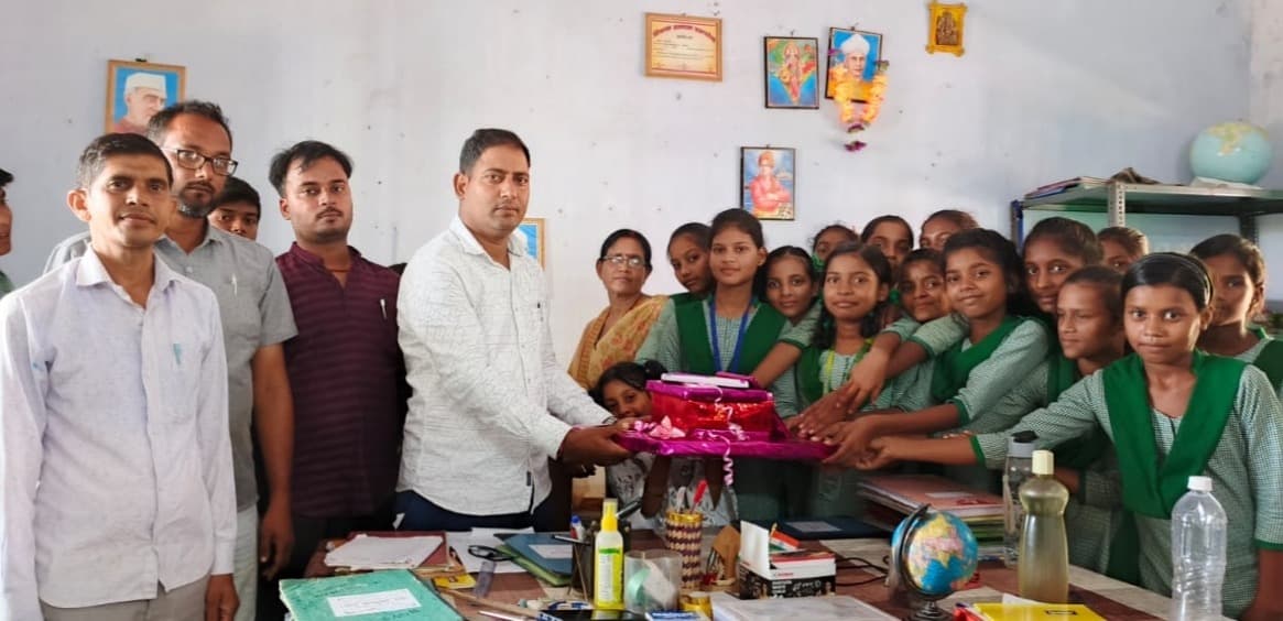 Giridih News: समारोह आयोजित कर सेवानिवृत्त शिक्षक को दी विदाई