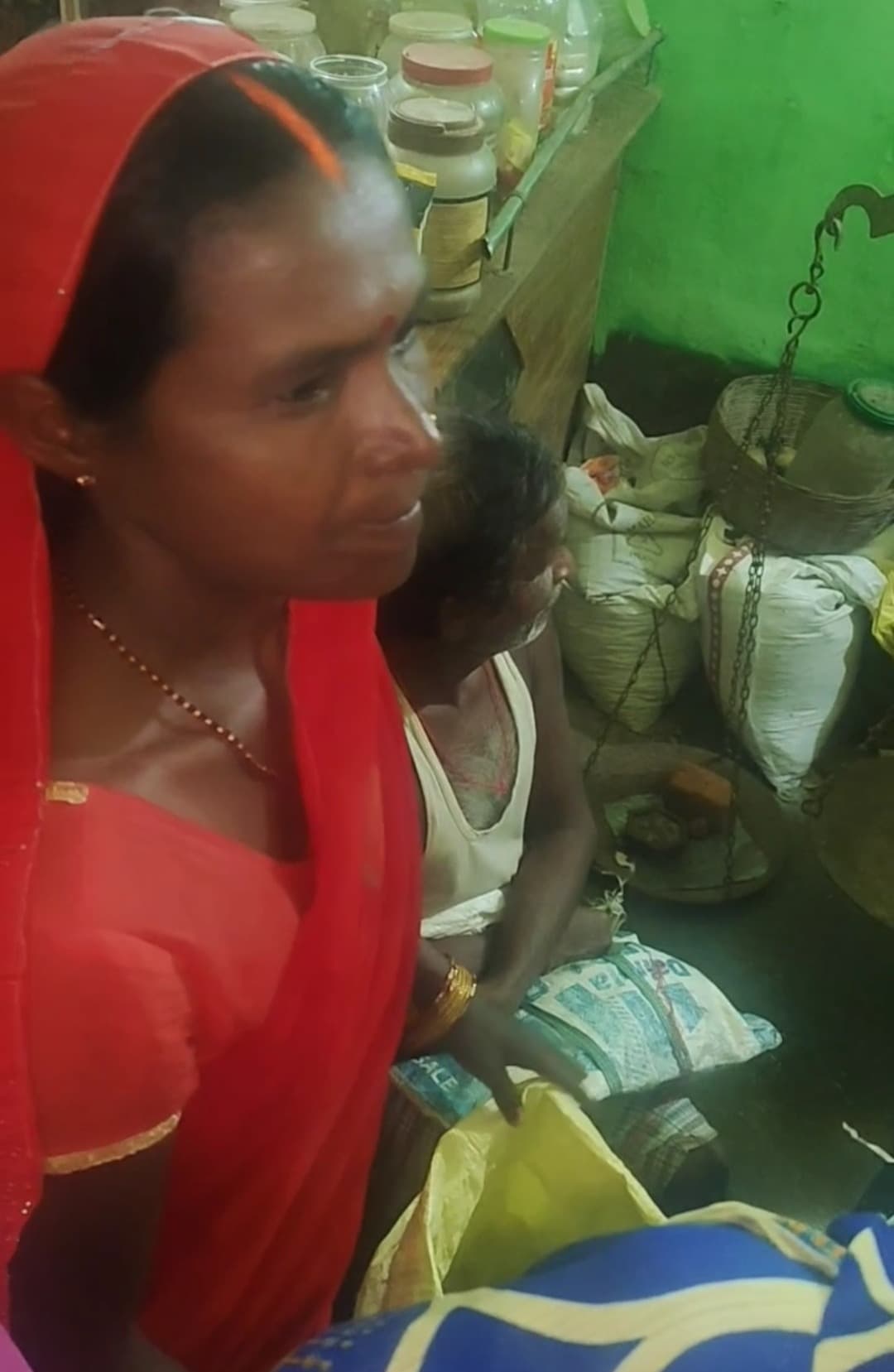 Giridih News: कम राशन देने पर कार्डधारी ने किया हंगामा, वीडियो हुआ वायरल