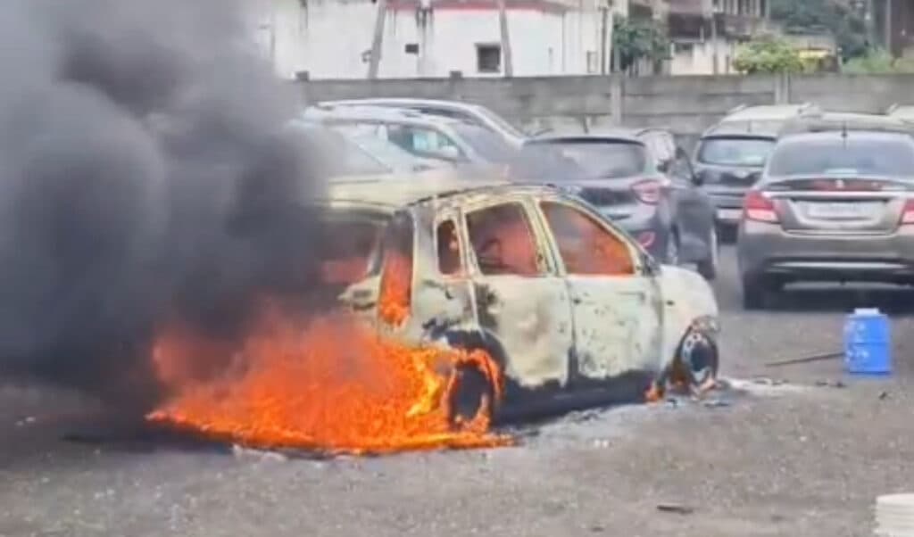 Jamshedpur News : आजादनगर : गाड़ियों की स्टॉक यार्ड में लगी आग, अफरा-तफरी