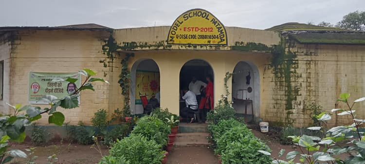 East Singhbhum News : जर्जर भवन में चल रहा स्कूल, खतरे में विद्यार्थी