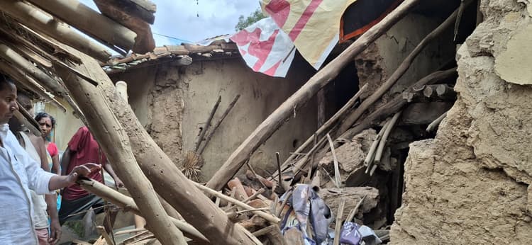 Giridih News: मजदूर का कच्चा घर गिरा