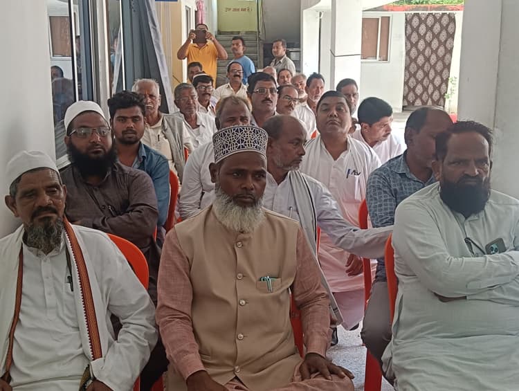 Giridih News: सरिया थाना परिसर में शांति समिति की बैठक