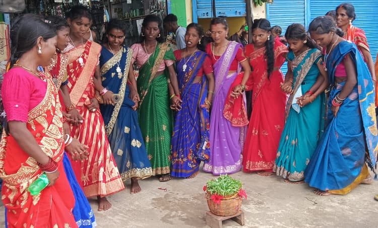 Giridih News: आदिवासी ने धूमधाम से मनाया लोक पर्व करमा