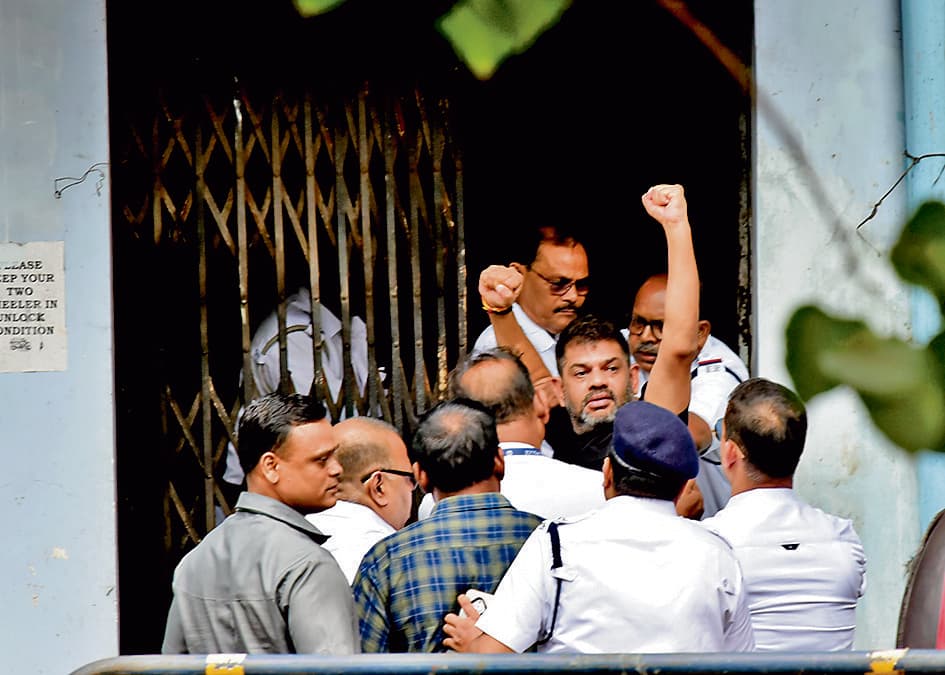 कांग्रेस दफ्तर में तोड़फोड़ के मामले में भाजपा नेता राकेश सिंह गिरफ्तार